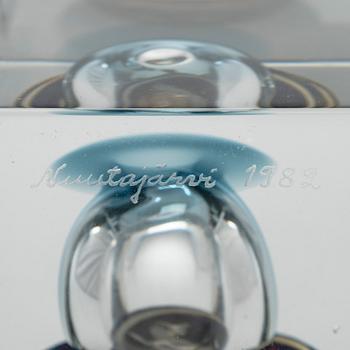 Oiva Toikka, årskub, signerad Oiva Toikka, Nuutajärvi 1982, numrerad 371/2000.