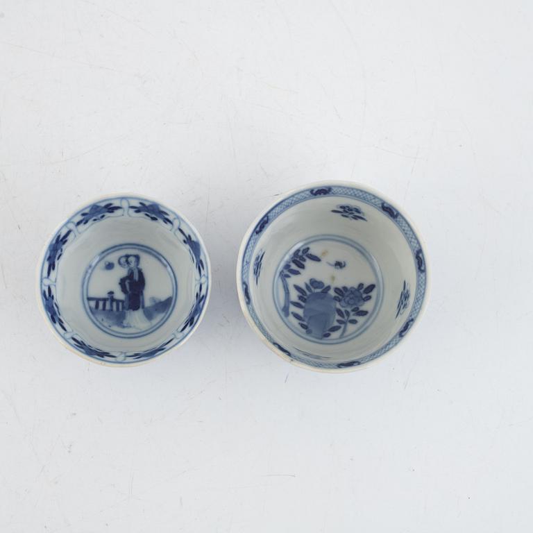 Two Chinese blue and white porcelain cups with saucers, Qing dynasty, Kangxi (1662-1722).