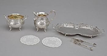 BRICKA MED SOCKERSKÅL SAMT GRÄDDKANNA, 4 delar, silver, bl a Gewe 1970, total vikt ca 445 g.