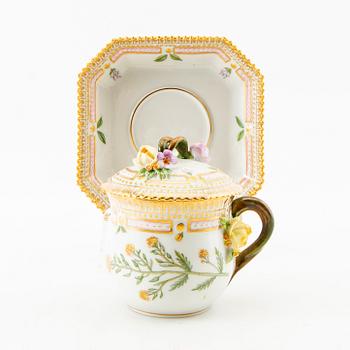 Crèmekopp med lock och fat, porslin, "Flora Danica", Royal Copenhagen, Danmark.