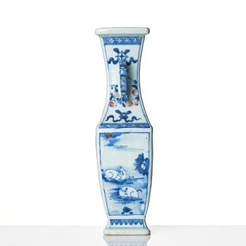 An iron red and underglaze blue vase, Qing dynasty, 18th Century.