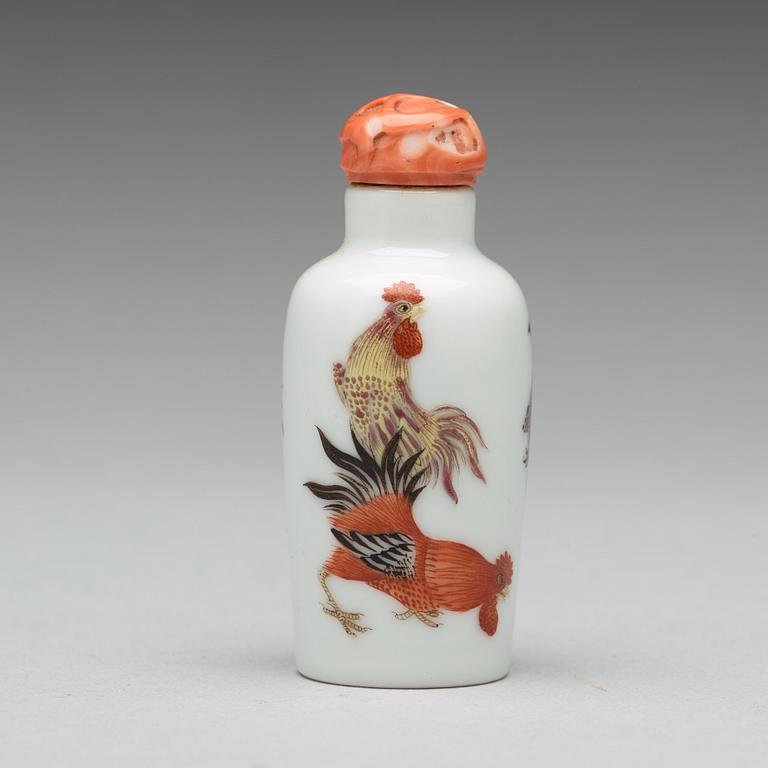 A 'rooster' snuff bottle, Qing dynasty, Guangxu mark and period (1875-1908).