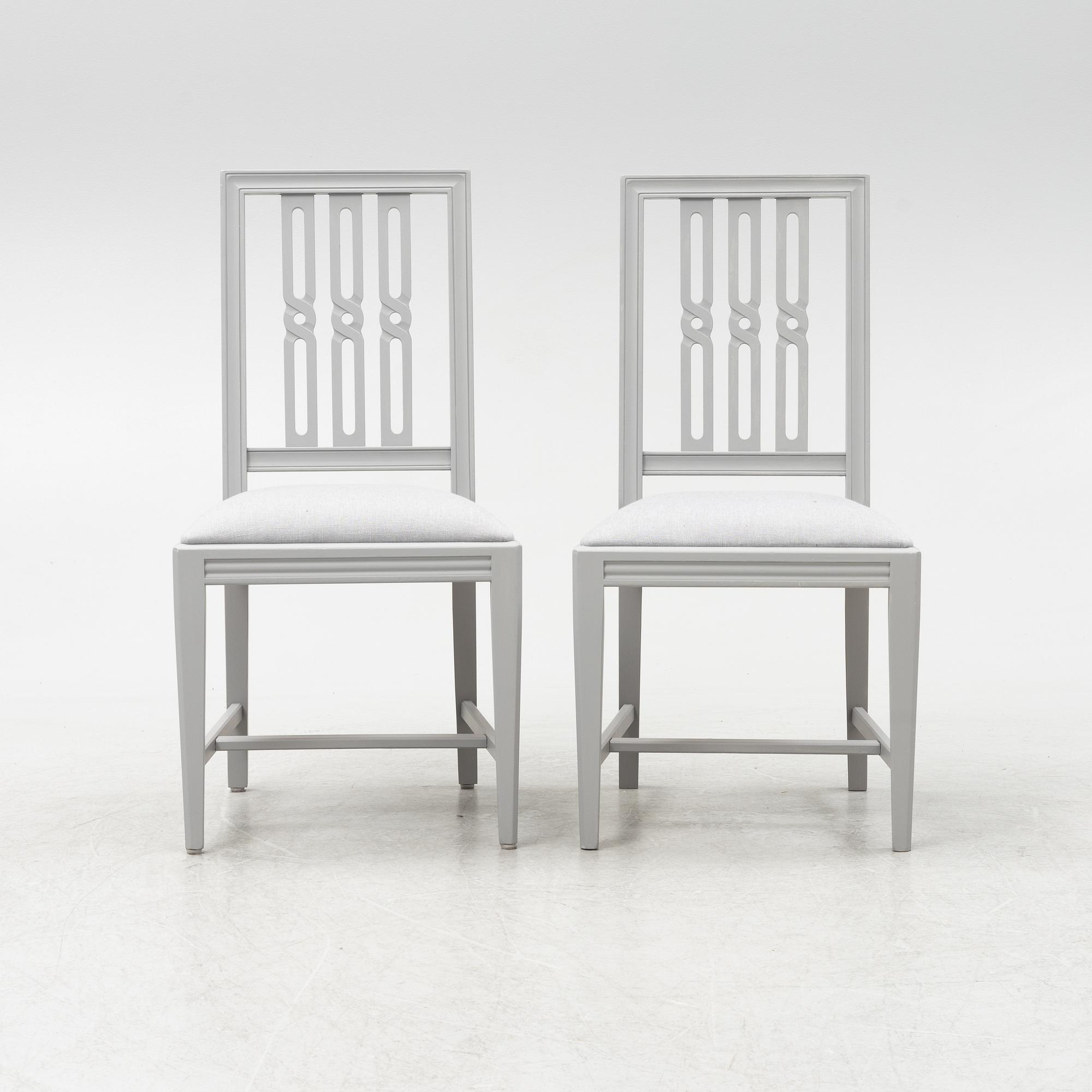 A Gustavian style dining table with twelve chairs, late 20th century.