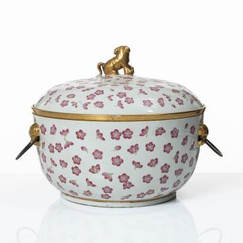 A Chinese tureen with cover and liner, late Qing dynasty.