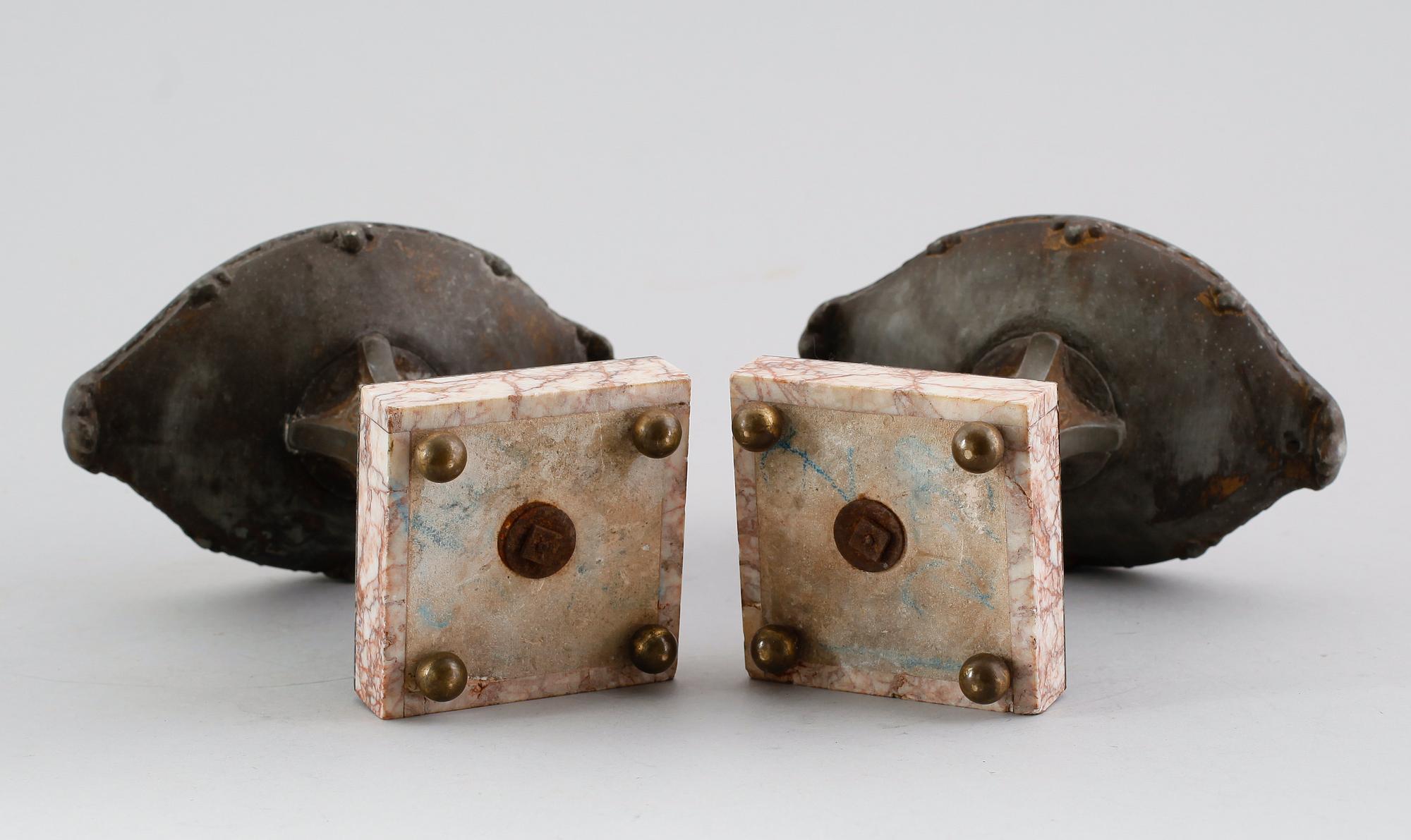 BORDSPENDYL, F Marti, Frankrike, 1800-talets andra hälft samt TAZZOR, 1 par, snarlika.