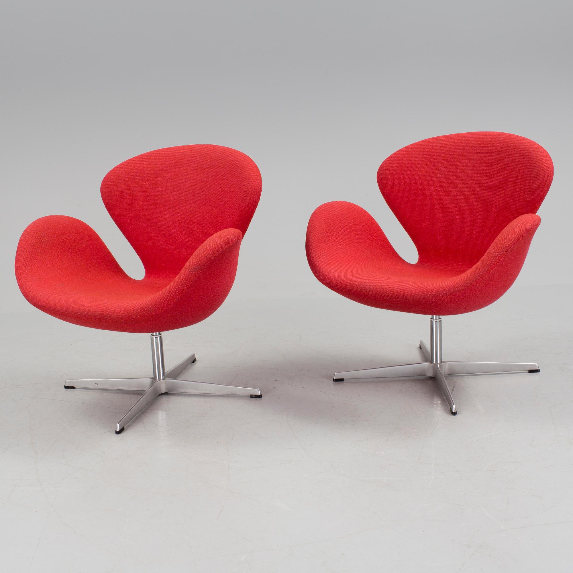ARNE JACOBSEN, fåtöljer, ett par, "Svanen", Fritz Hansen, 1995.