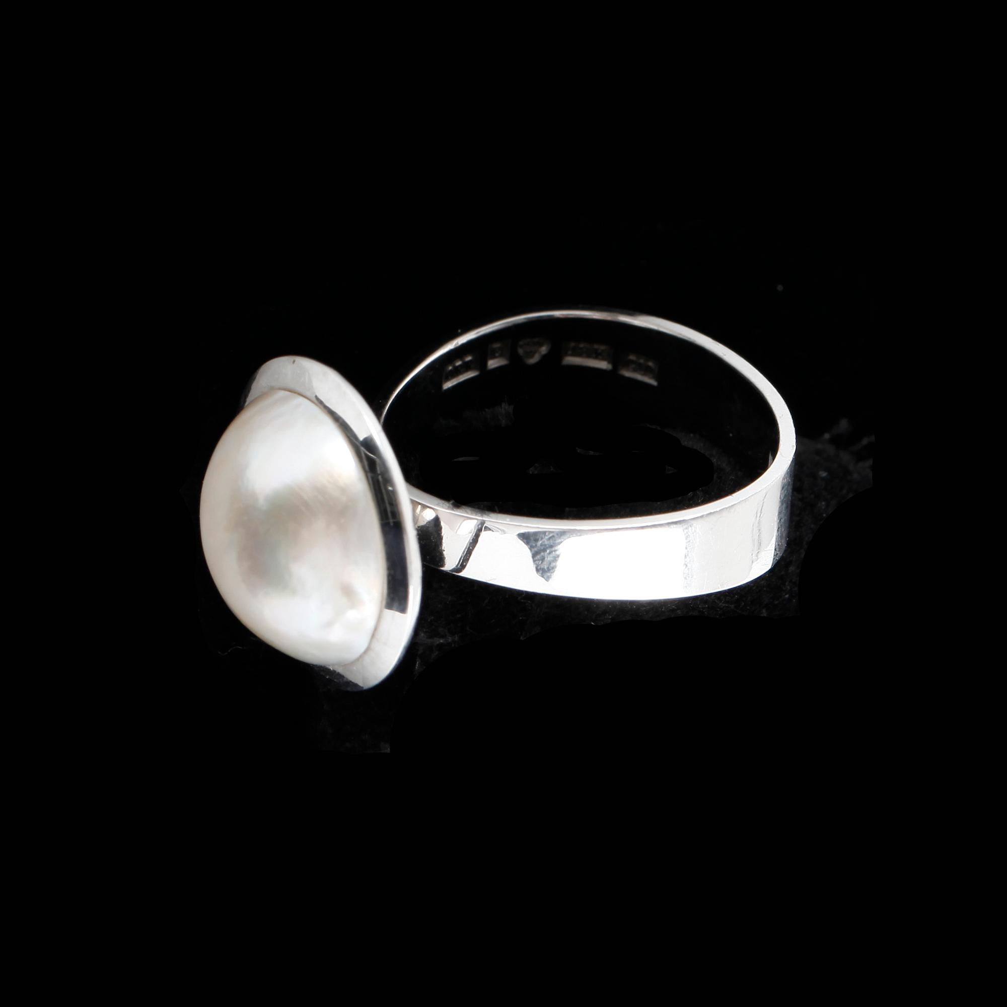 RING, 18k vitguld med odlad mabepärla, 1977.