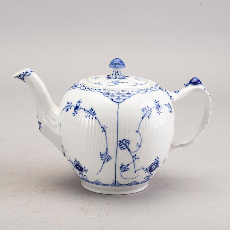 A TEA- AND COFFEESET MUSELMALET ROYAL COPENHAGEN 42 PCS.