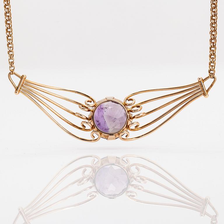 A 14K gold necklace, with an amethyst. Auran Kultaseppä, Turku.