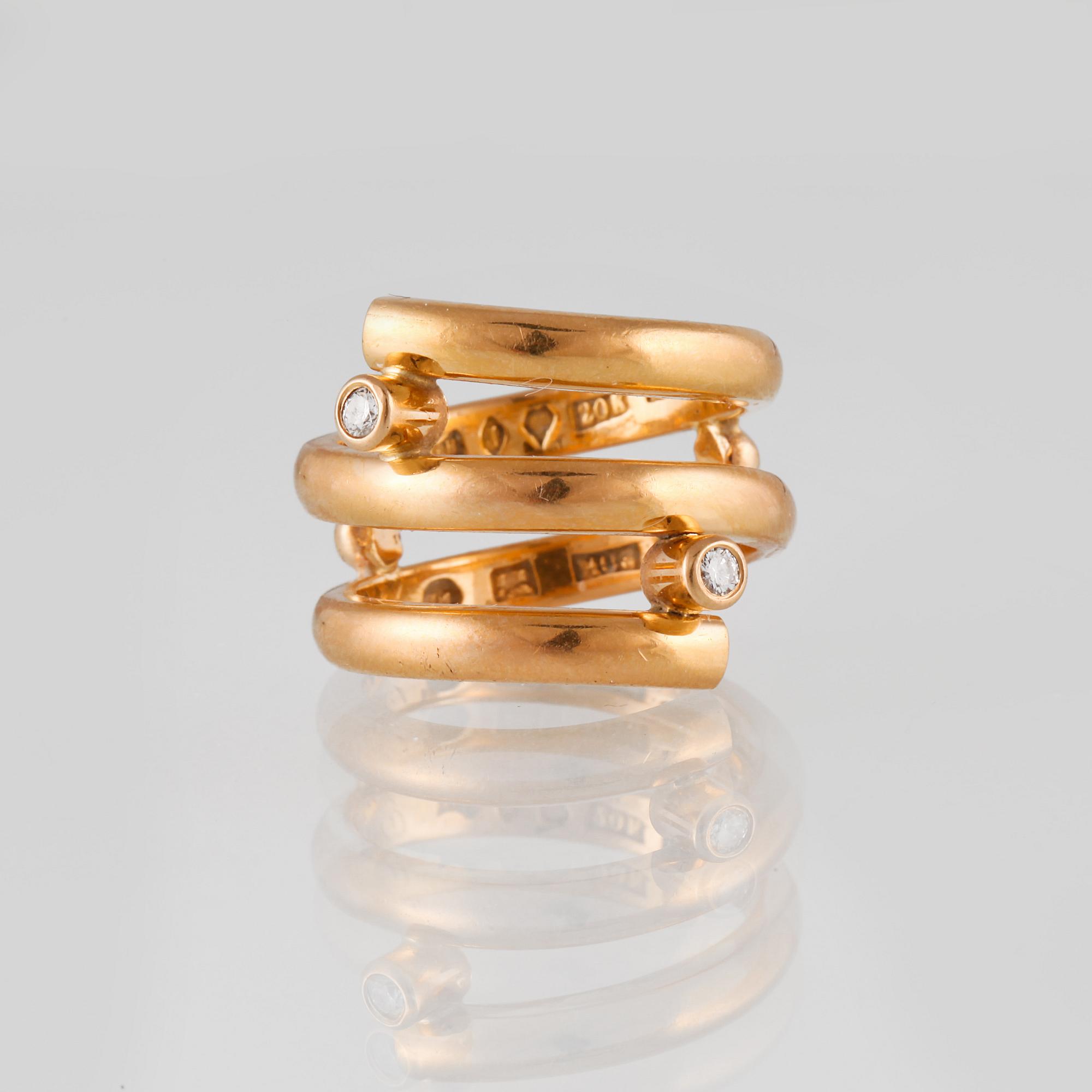RING, 20K guld med 2 briljantslipade diamanter ca 0.06 ct. Vikt 11,9 gram.
