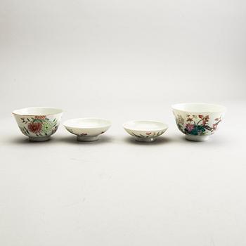 Koppar med fat, åtta stycken, 4+4, porslin. Kina, tidigt 1900-tal.