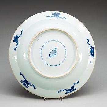 A blue and white charger, Qing dynasty, Kangxi (1662-1722).