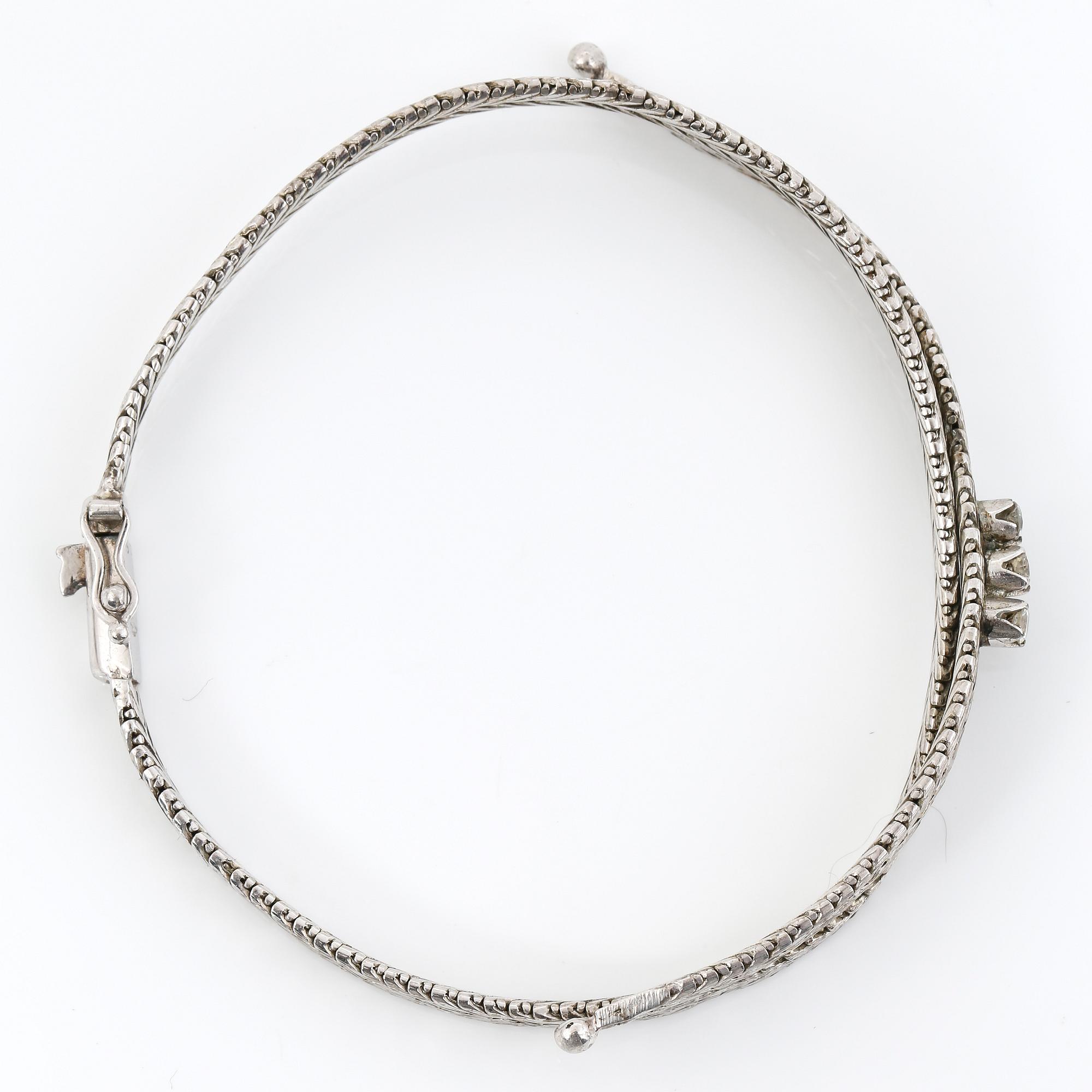 ARMBAND, 18K vitguld med 3 briljantslipade diamanter, tot ca 0,20 ct. Vikt 17,99 g.