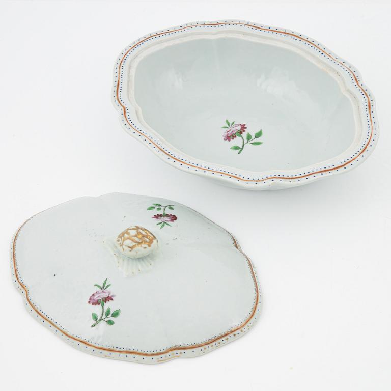 A Chinese Export dinner service, Qing dynasty, Qianlong (1736-95). (51 pieces).