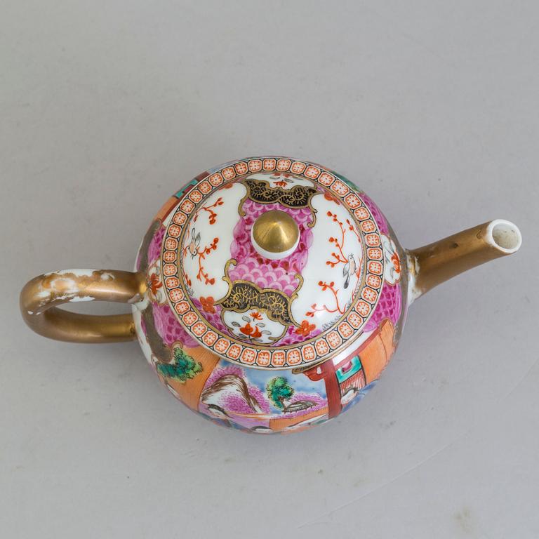 An 18/19th century Chinese porcelain teapot.
