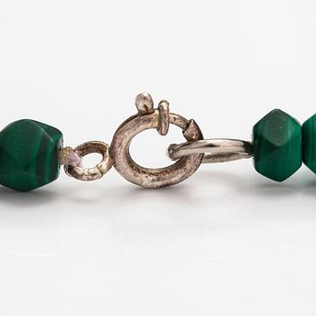 A pealr collier with malakites and silver clasp.