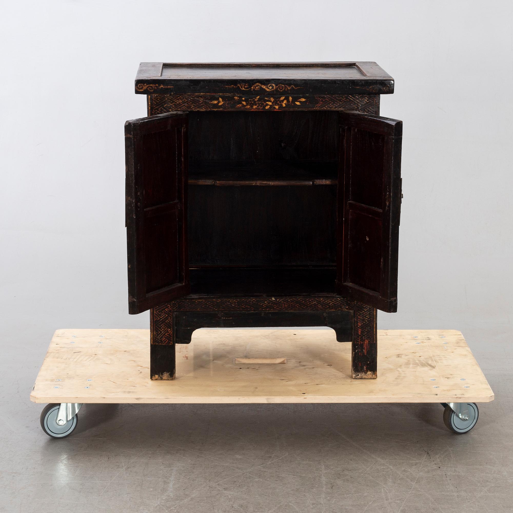 A CHINESE CUPBOARD FIRST HALF OF 20TH CENTURY.