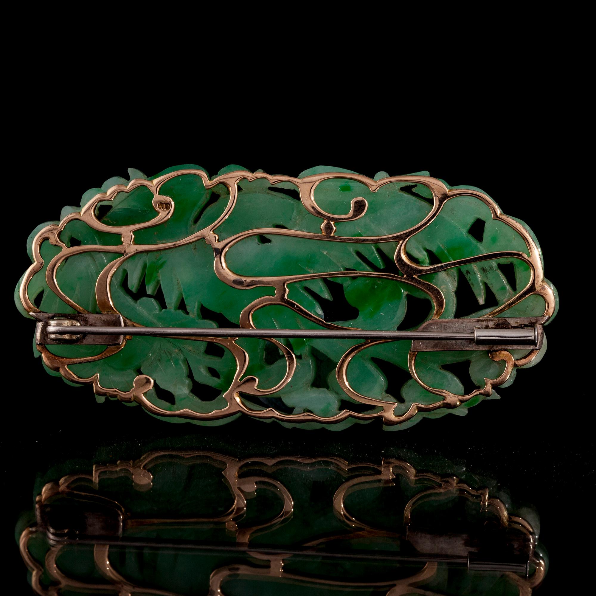 BROSCH, 14K guld, jade. Vikt ca 23,9 g.
