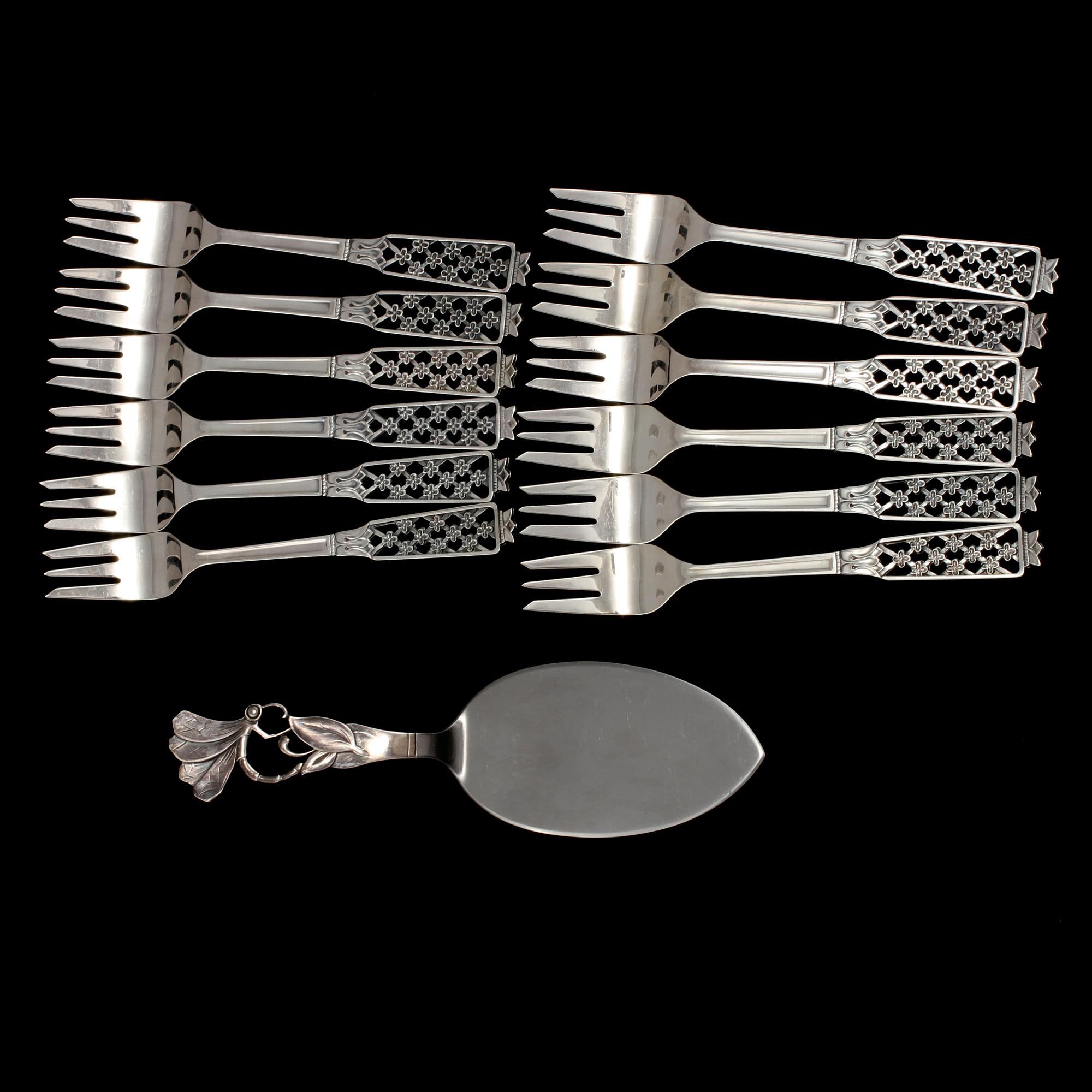 PARTI SILVER, 13 delar, 1900-talets mitt/andra hälft. Totalvikt  241 gram.