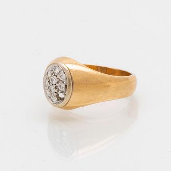 Ring 18K gold w brilliant-cut diamonds approx 0.15 ct in total, 1 diamond is missing, size 49.