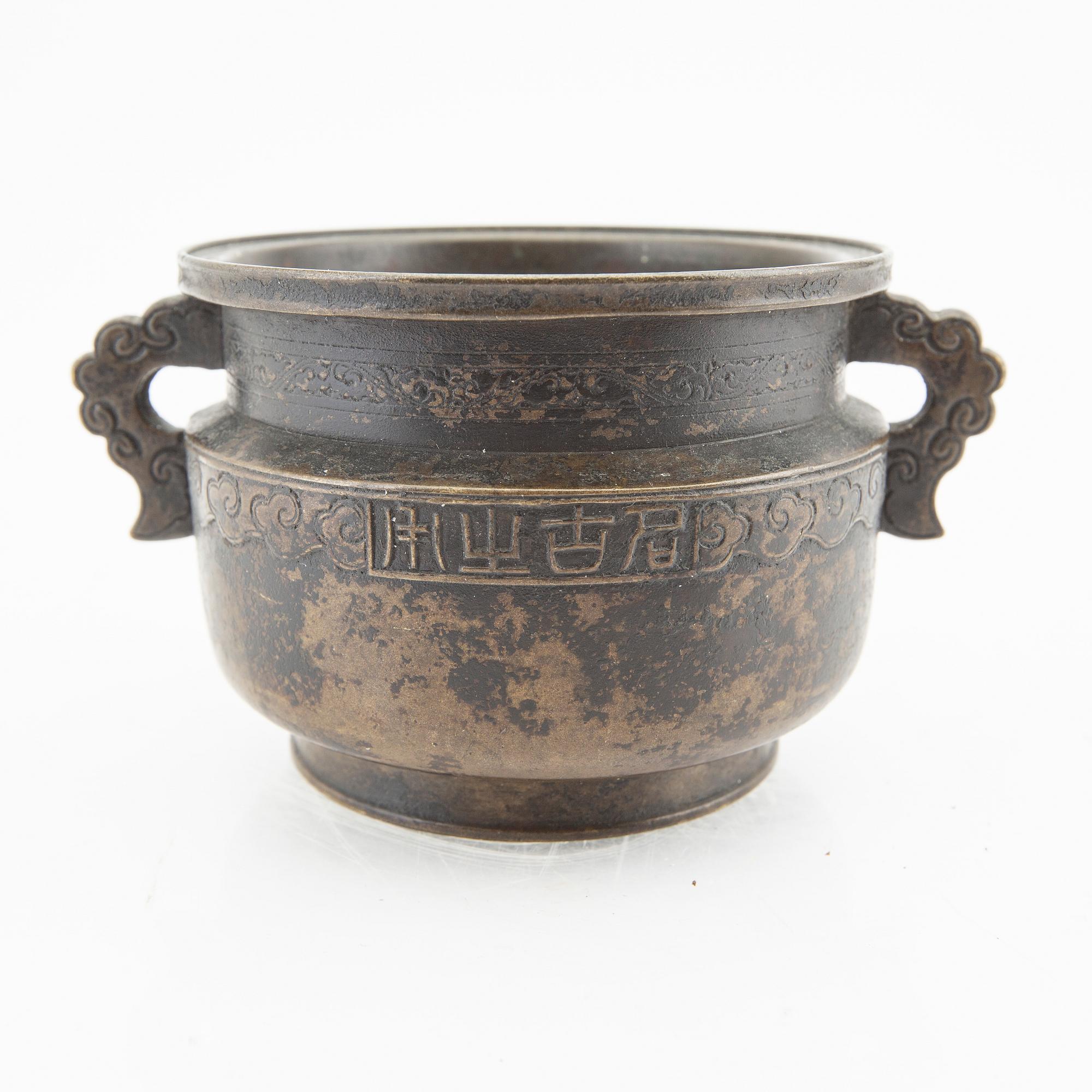 A bronze censer, Japan turn of the Century 1900.
