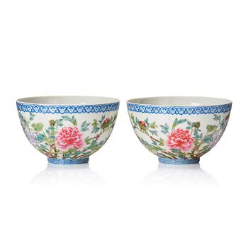 A pair of Chinese bowls, 20th Century.