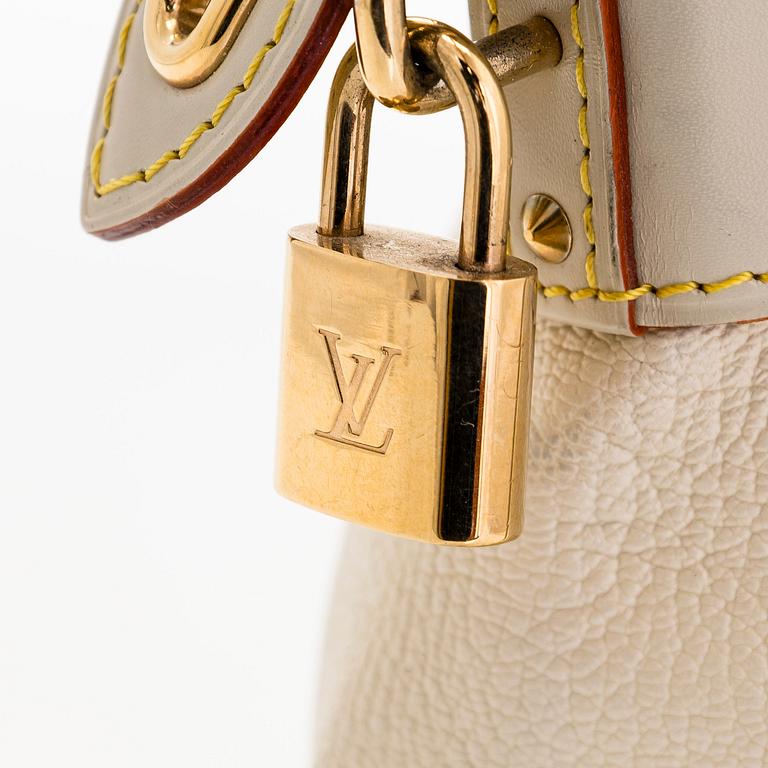 Louis Vuitton, A leather 'Suhali Lockit' handbag.