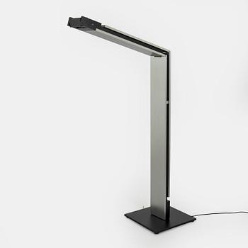 Lattiavalaisin, "Pan Floor Lamp", malli P7121, Zumtobel.