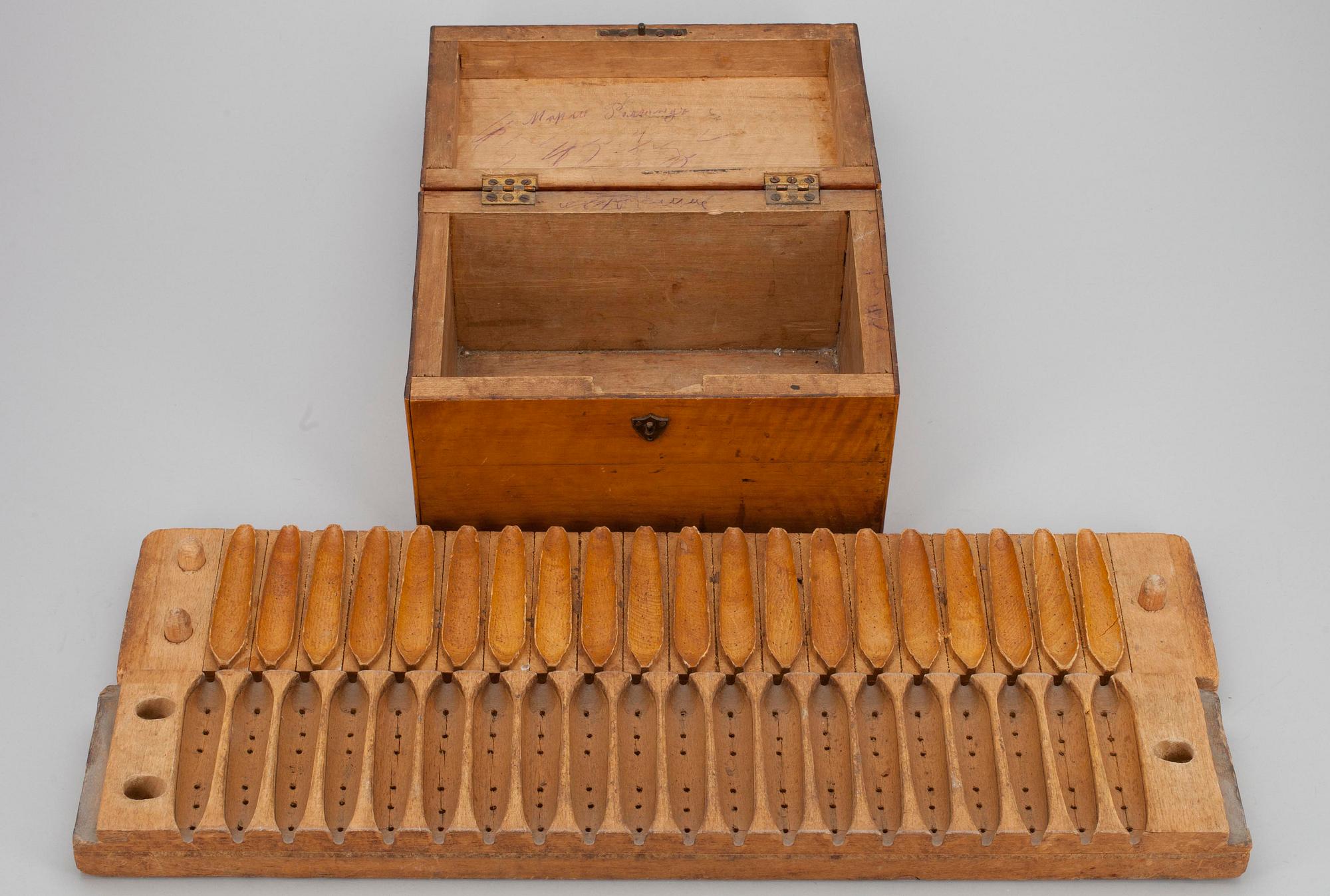 CIGARRFORM, Ritmeester 143 samt CIGARRLÅDA, trä, 1900-talets senare hälft och 1800-talets första hälft/empire.