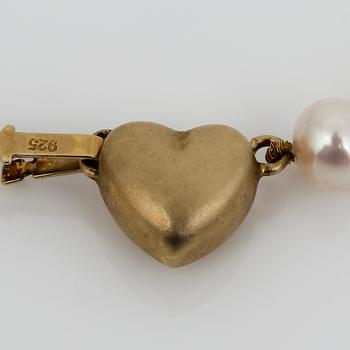 HALSBAND, med odlade sötvattenspäror och hjärtformad förgyllt silver lås.