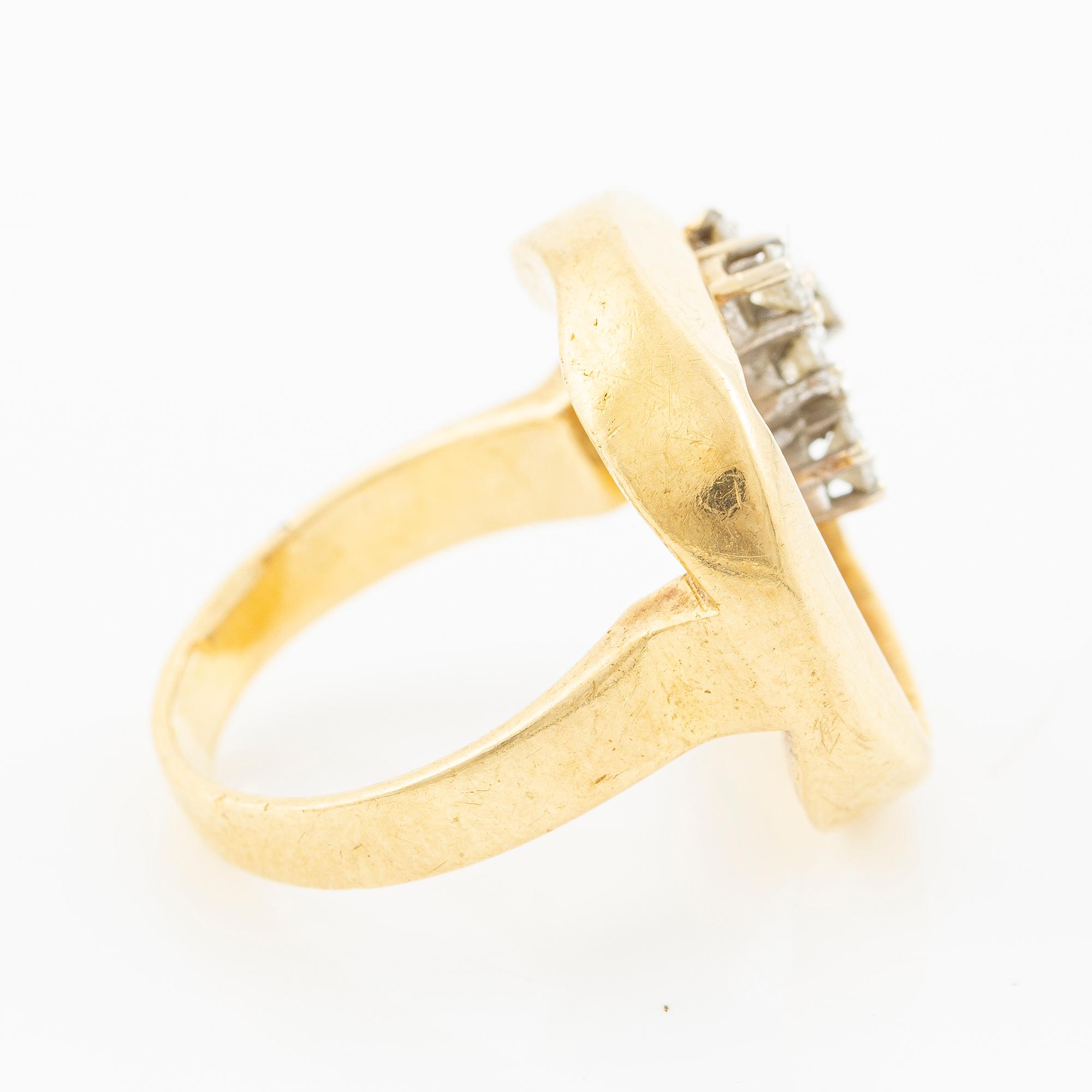 Ring in 18K gold set with round brilliant-cut diamonds.