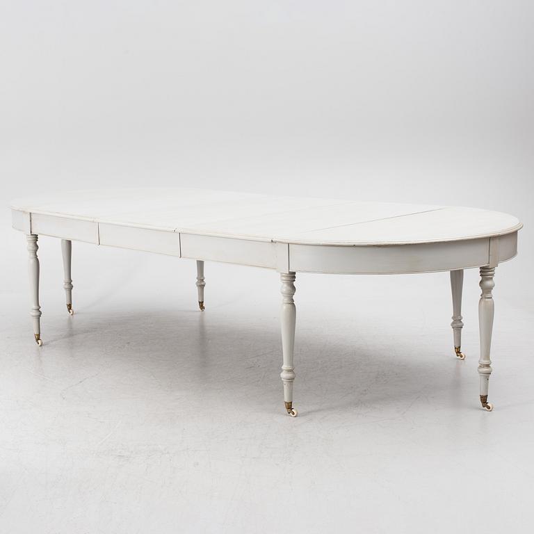 A late 19th century dining table.