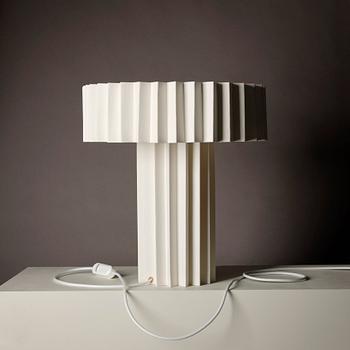 FOLKFORM, "L árt Plisse no 2", Formstudie i vitt, bordslampa, Studio Folkform, 2022.