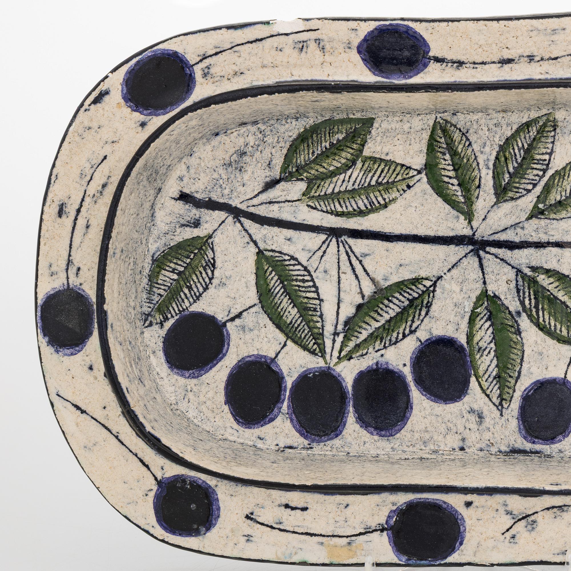 Birger Kaipiainen, a ceramic decorative plate, signed Kaipiainen.