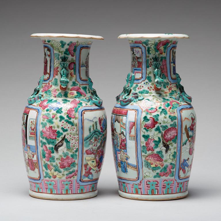 VASER, ett par, porslin. Qingdynastin, 1800-tal.