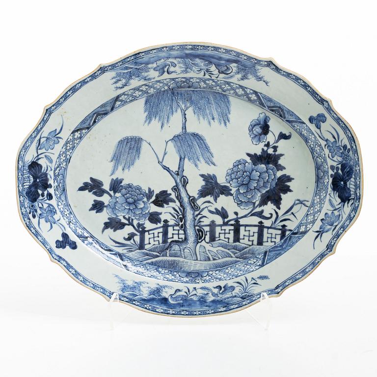 A blue and white serving dish, Qing dynasty, Qianlong (1736-95).