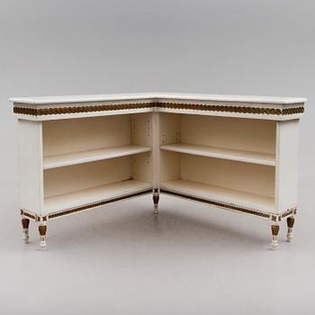 HÖRNBOKHYLLA, gustaviansk stil, 1900-talets första hälft.