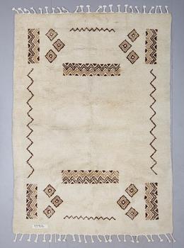 MATTA, Marocko. Ca 293 x 210 cm.
