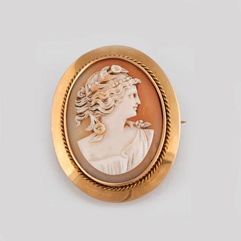 BROSCH, 18K guld med skuren snäckslakscamé, Finska mästar stämplar, Helsingfors, 1925. Vikt 12,9 gram.