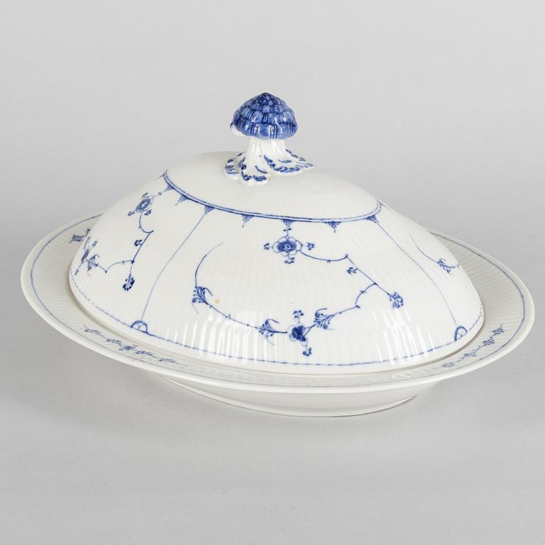 A 'Blue Fluted Plain' porcelain tureen / ragout dish with cover, Royal Copenhagen, 19th century.