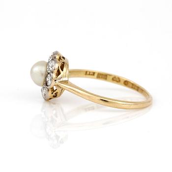 RING, med odlad pärla och gammalslipade diamanter, totalt ca 0,80 ct, Hugo Strömdahl, Stockholm, 1938.