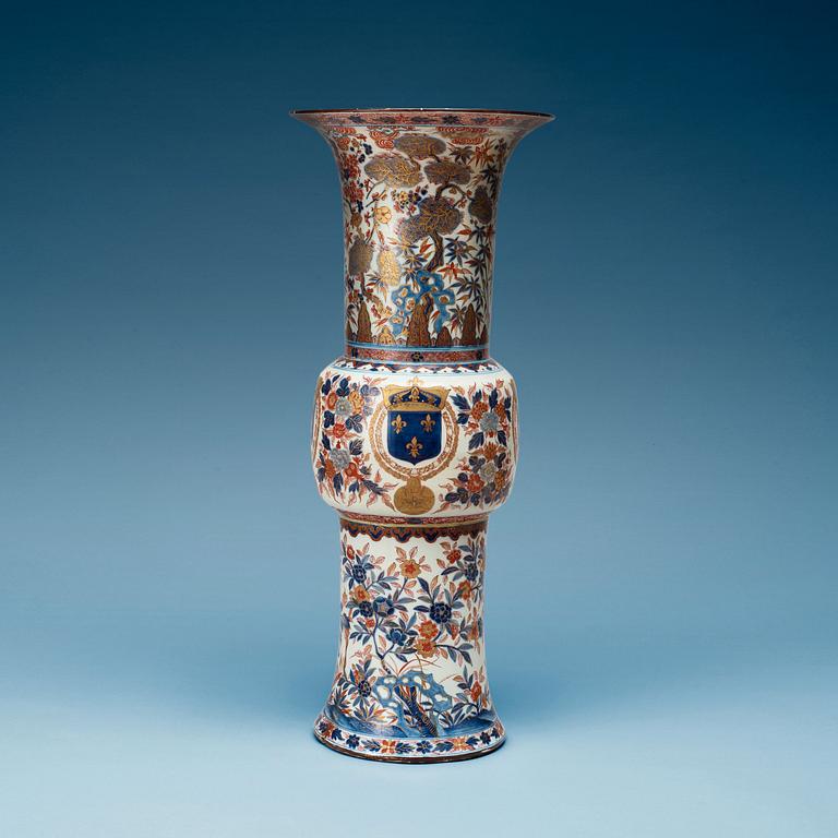 A large armorial imari vase, Qing dynasty, early 18th Century.