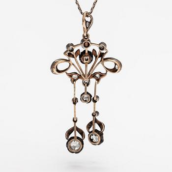 A Belle époque necklace in 13-14K gold, silver and old-cut diamonds ca. 1.50 ct in total. Early 20th century.