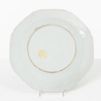 Tallrikar, fem stycken, porslin, Kina, Qingdynastin, 1700-tal.