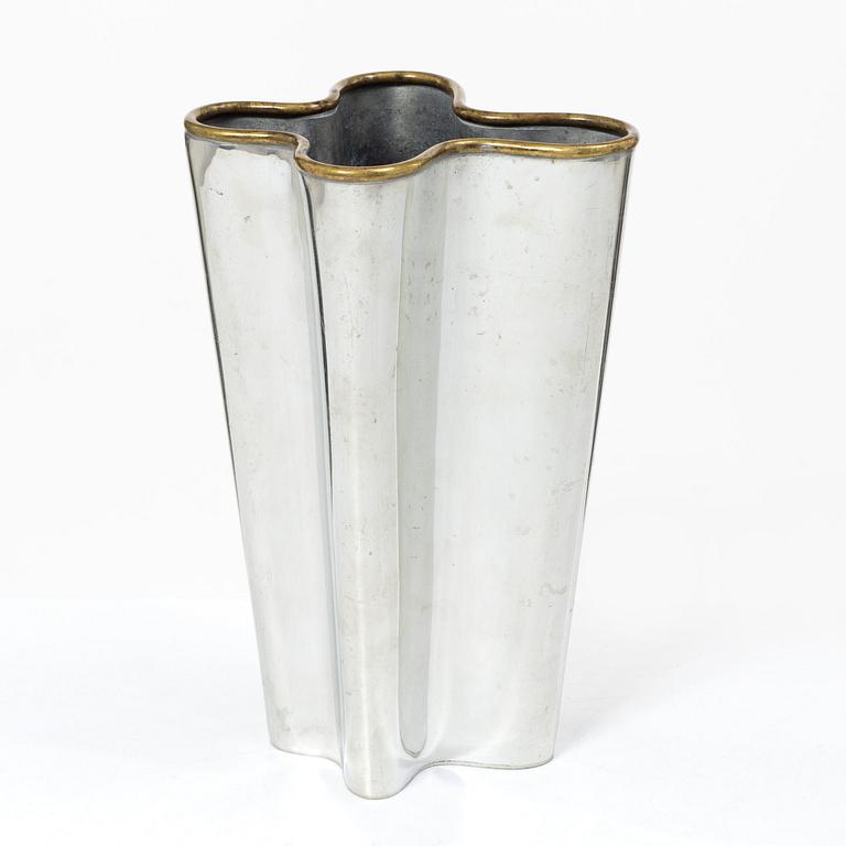 Björn Trägårdh, A 'Wave' vase for Svenskt Tenn, marked F11.