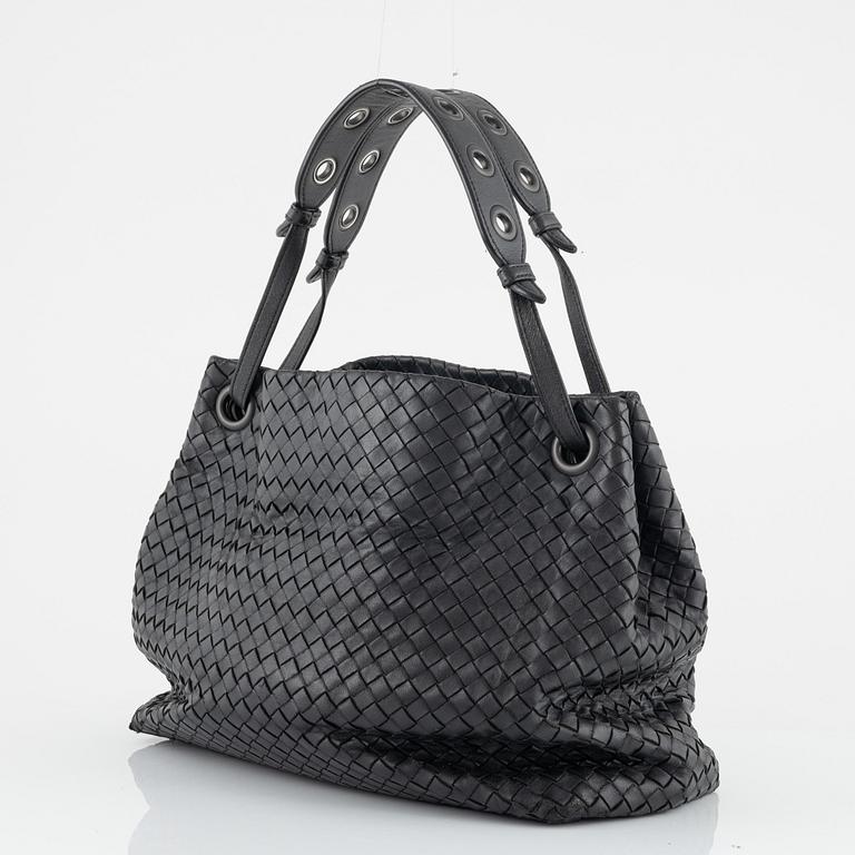 Bottega Veneta, a 'Medium Garda' bag.