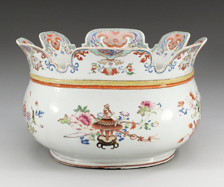 A large famille rose wine cooler/monthieth, Qing dynasty, Qianlong (1736-95).