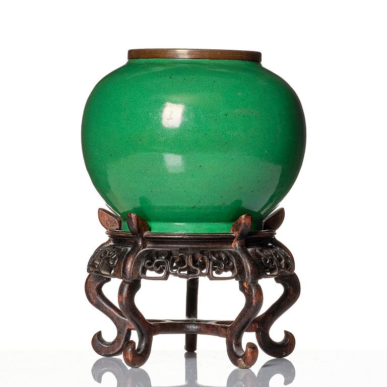 An apple green ge glazed jar, Qing dynasty, presumably 18th Century.