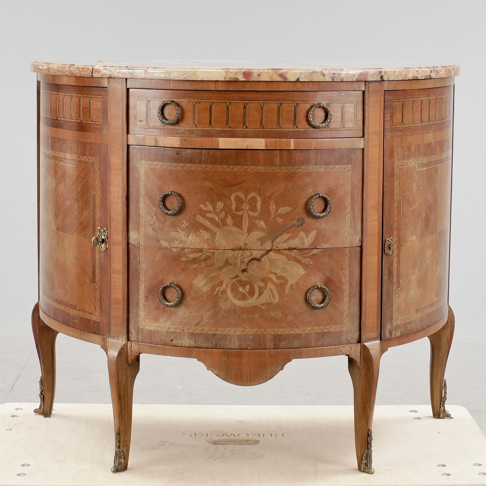 BYRÅ, Louis XVI-stil. 1900-tal.