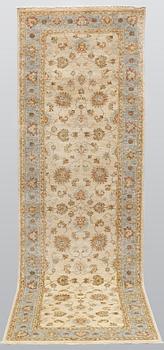 Gallerimatta, Ziegler design, ca 251 x 81 cm.